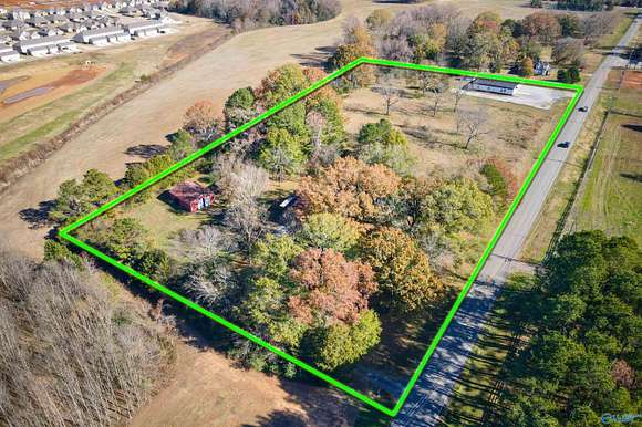 6 Acres of Residential Land with Home for Sale in Decatur, Alabama