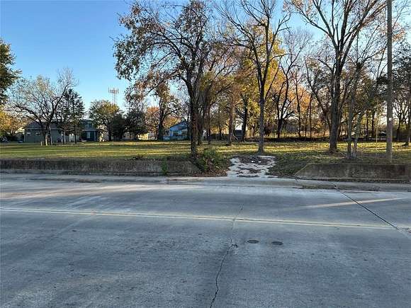 0.99 Acres of Residential Land for Sale in Paris, Texas