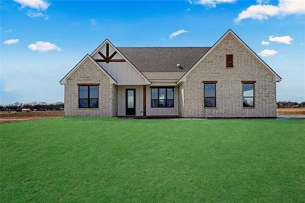 1.5 Acres of Residential Land for Sale in Cleburne, Texas