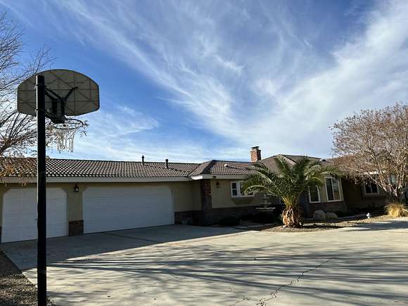 2.55 Acres of Residential Land with Home for Lease in Palmdale, California