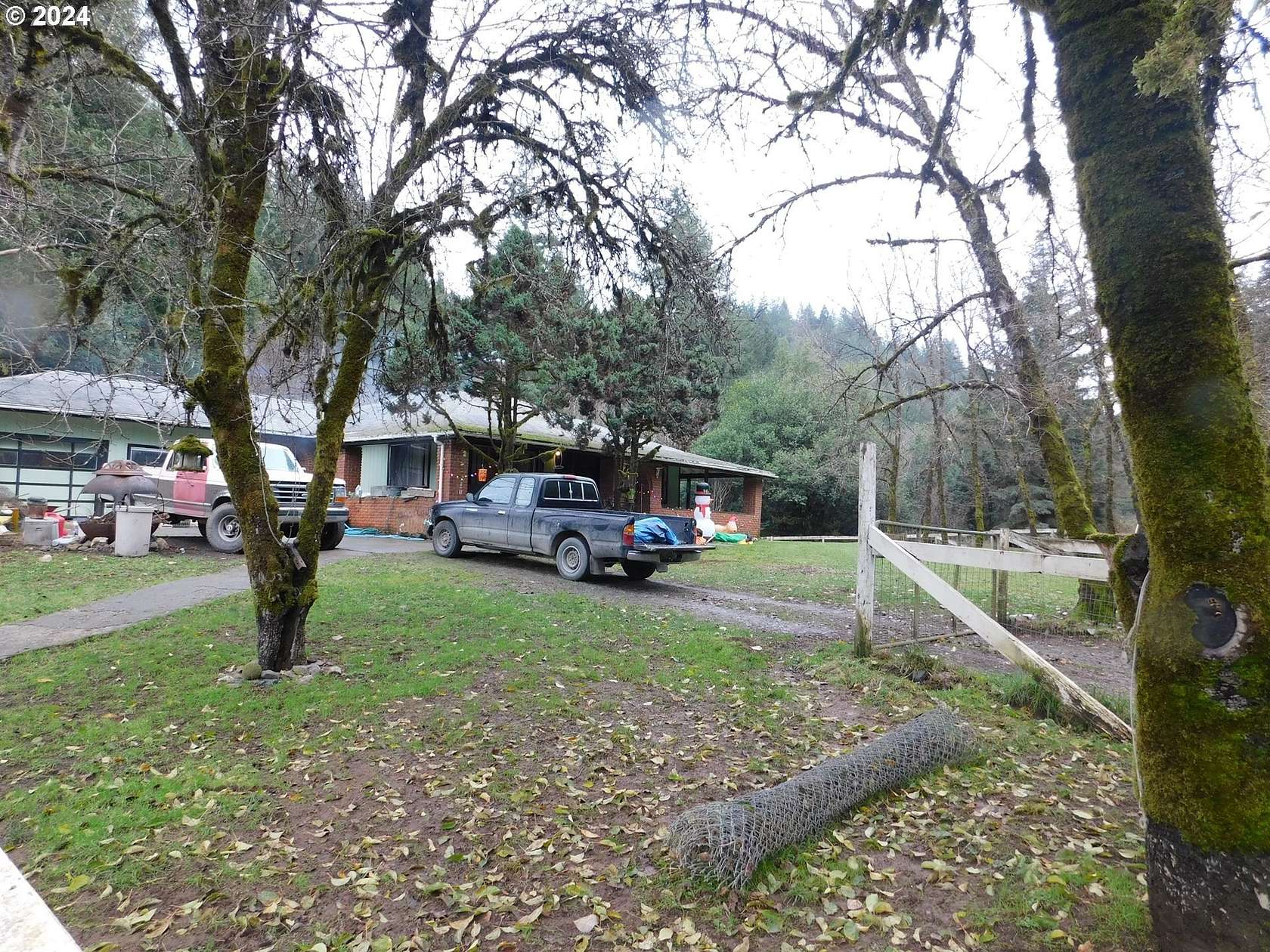 3.11 Acres of Residential Land with Home for Sale in Broadbent, Oregon