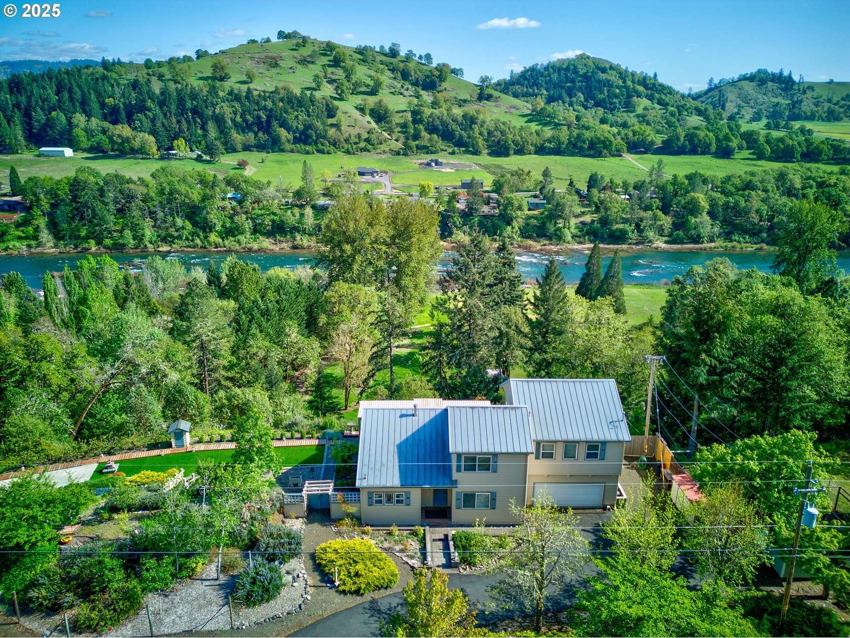 2.5 Acres of Residential Land with Home for Sale in Roseburg, Oregon