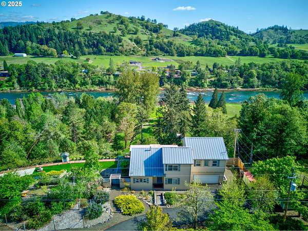 2.5 Acres of Residential Land with Home for Sale in Roseburg, Oregon