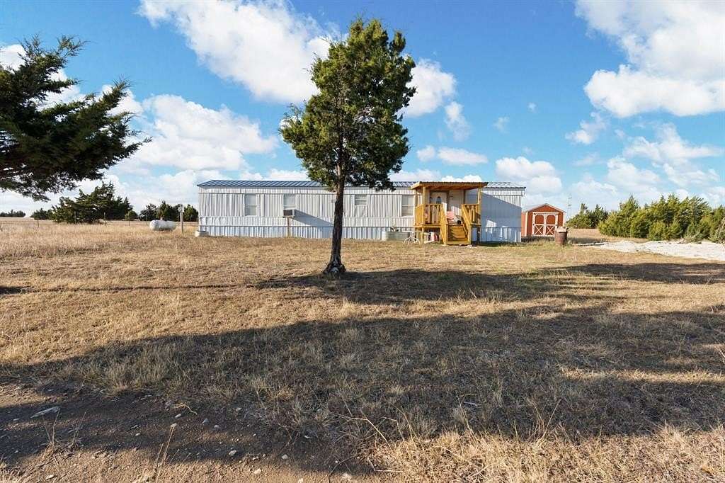 2 Acres of Residential Land with Home for Lease in Itasca, Texas