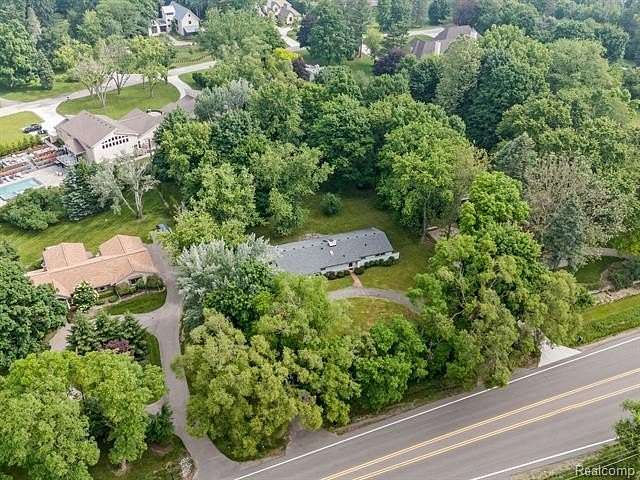 0.89 Acres of Residential Land for Sale in Bloomfield Hills, Michigan