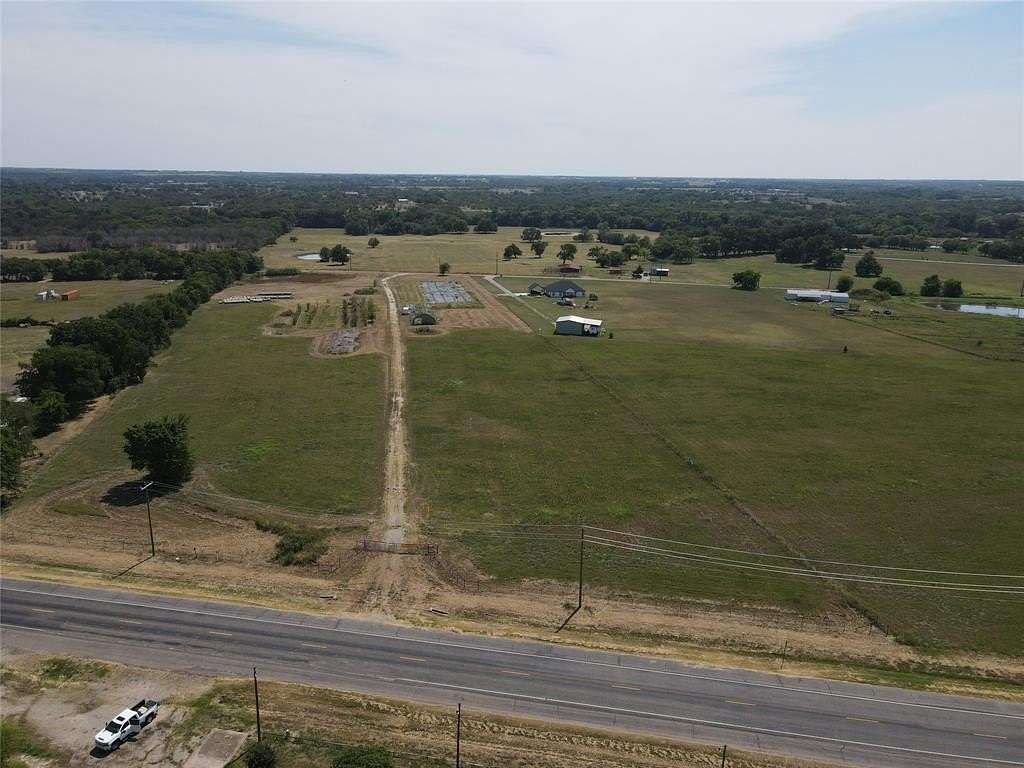 9 Acres of Land for Sale in Savoy, Texas