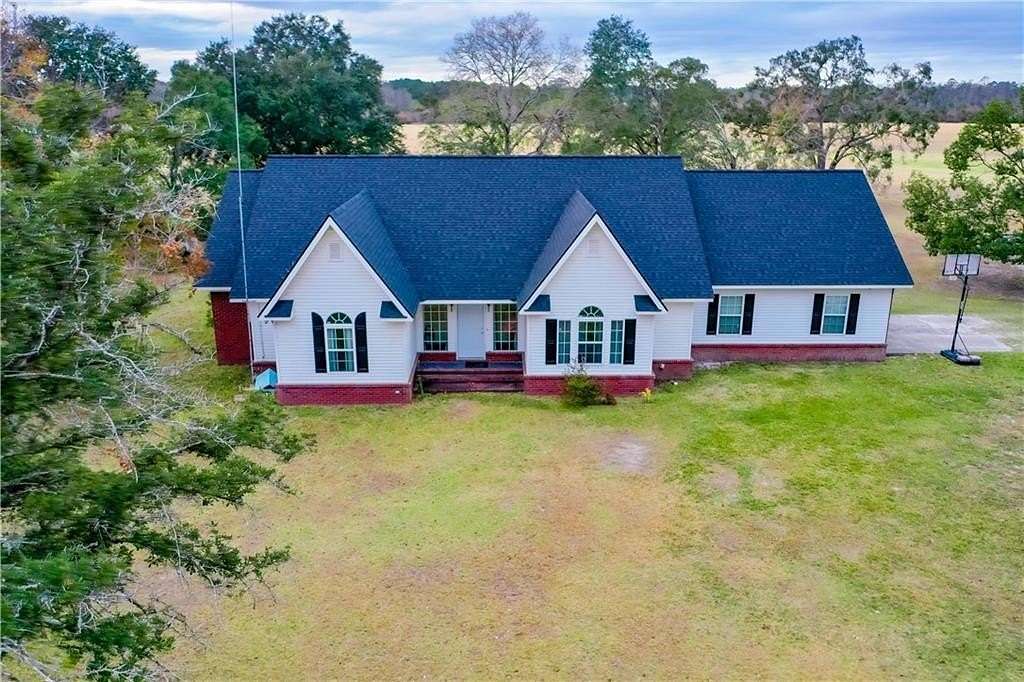 2.5 Acres of Residential Land with Home for Sale in Blackshear, Georgia