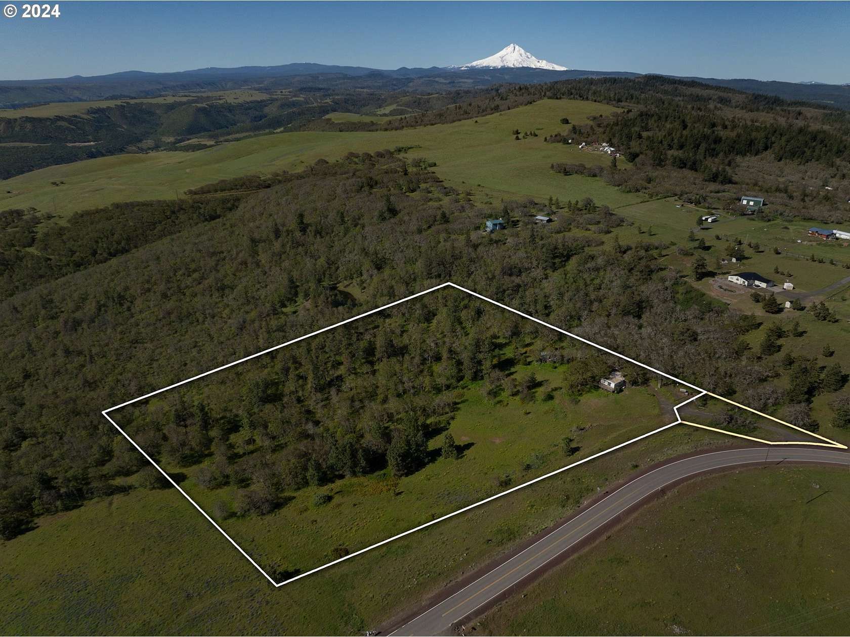 9.1 Acres of Residential Land with Home for Sale in The Dalles, Oregon