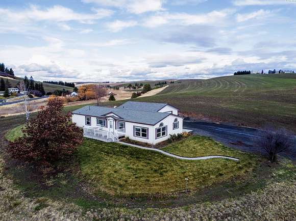 2.7 Acres of Residential Land with Home for Sale in Palouse, Washington