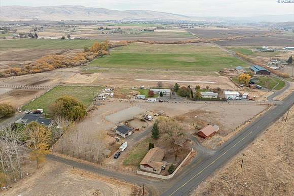 3.09 Acres of Residential Land with Home for Sale in Selah, Washington