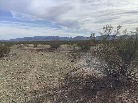 2.349 Acres of Residential Land for Sale in Golden Valley, Arizona