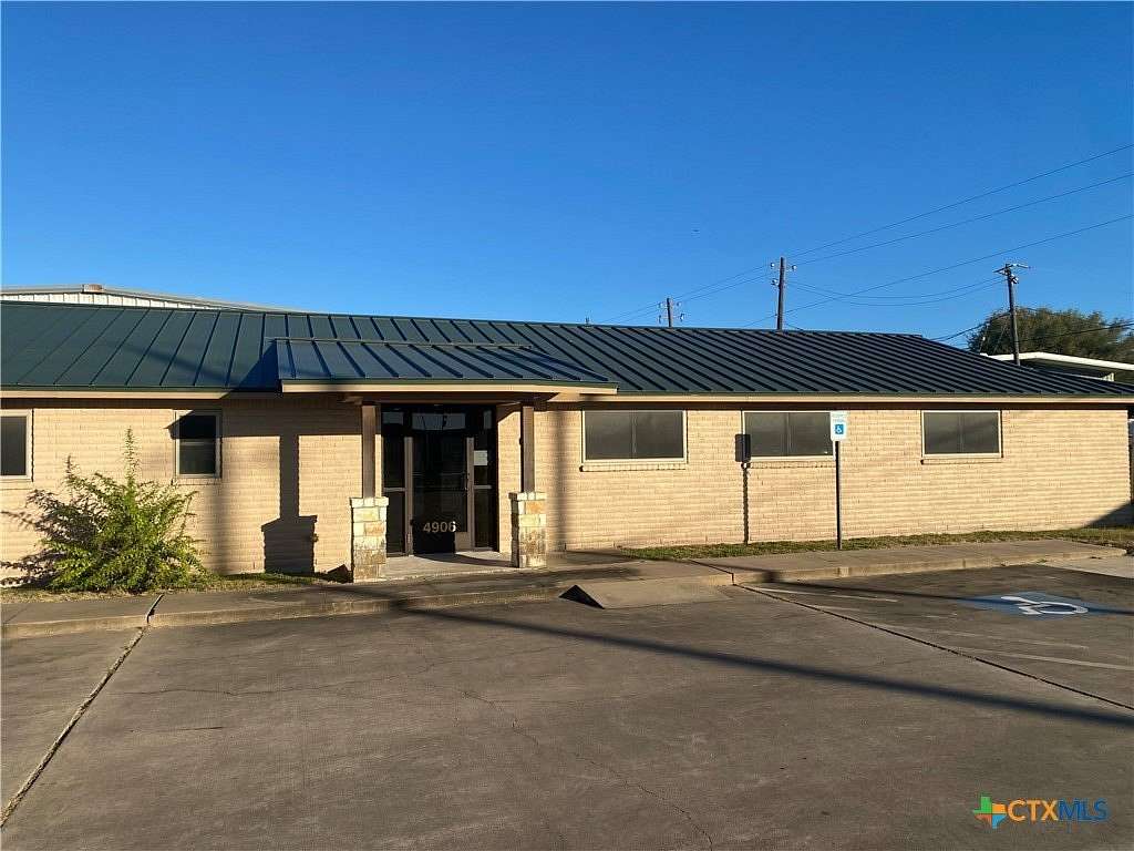 9 Acres of Improved Commercial Land for Sale in Victoria, Texas