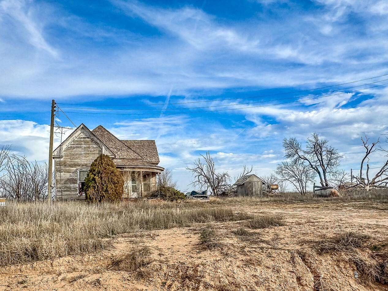 2 Acres of Residential Land with Home for Sale in Tulia, Texas
