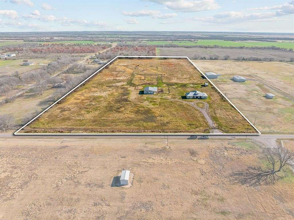 20 Acres of Agricultural Land with Home for Sale in Collinsville, Texas