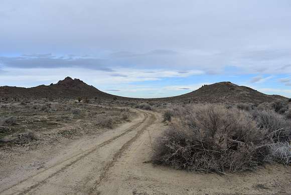 4.921 Acres of Land for Sale in Rosamond, California