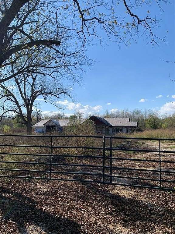 10.6 Acres of Land for Sale in Paris, Texas