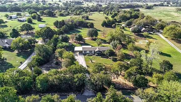 5.949 Acres of Residential Land with Home for Sale in Aubrey, Texas