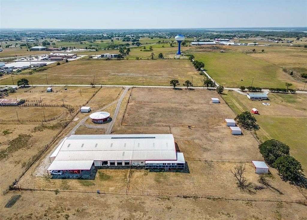 5.285 Acres of Land with Home for Sale in Cross Roads, Texas