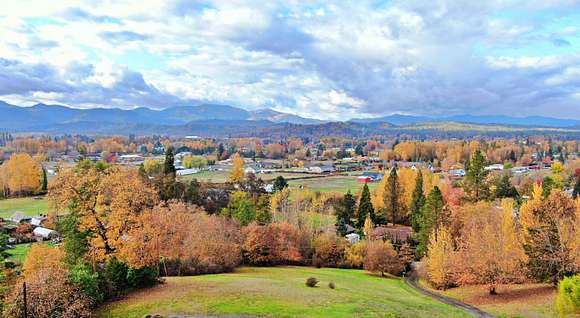 3.1 Acres of Residential Land with Home for Sale in Grants Pass, Oregon