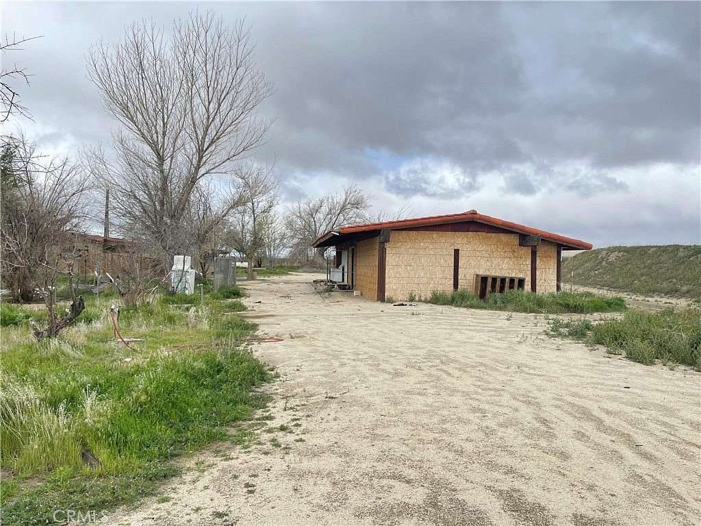 9.64 Acres of Residential Land with Home for Sale in Rosamond, California