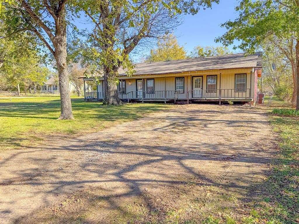 3.149 Acres of Residential Land with Home for Sale in Corsicana, Texas