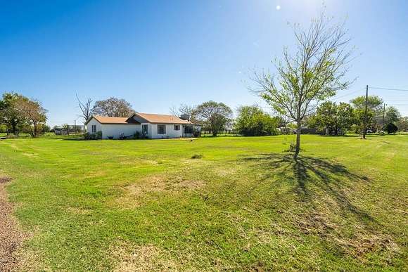 1.047 Acres of Residential Land with Home for Sale in Mabank, Texas