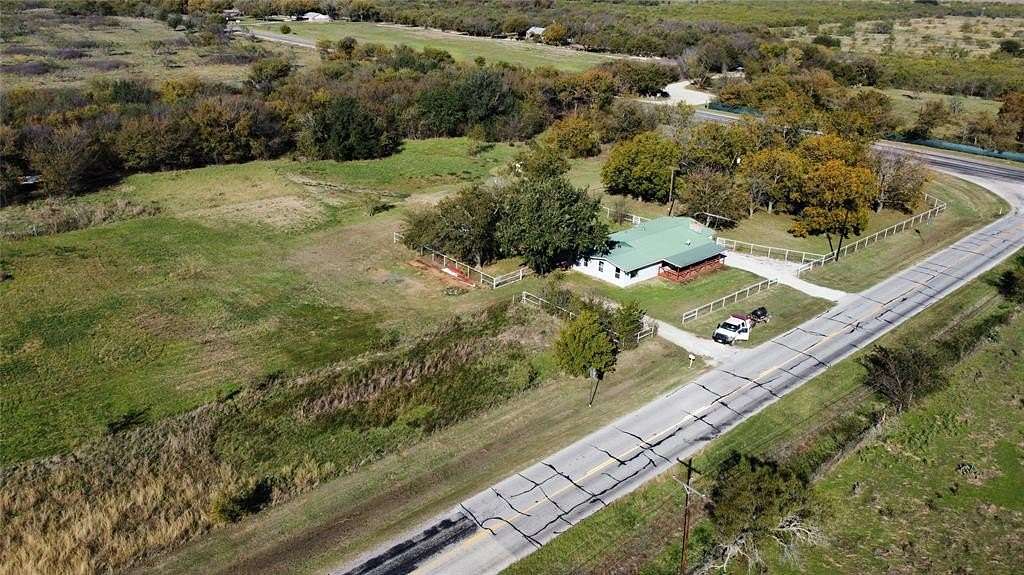 8.712 Acres of Residential Land with Home for Sale in Jermyn, Texas