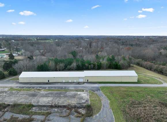 6 Acres of Commercial Land for Auction in Red Boiling Springs, Tennessee