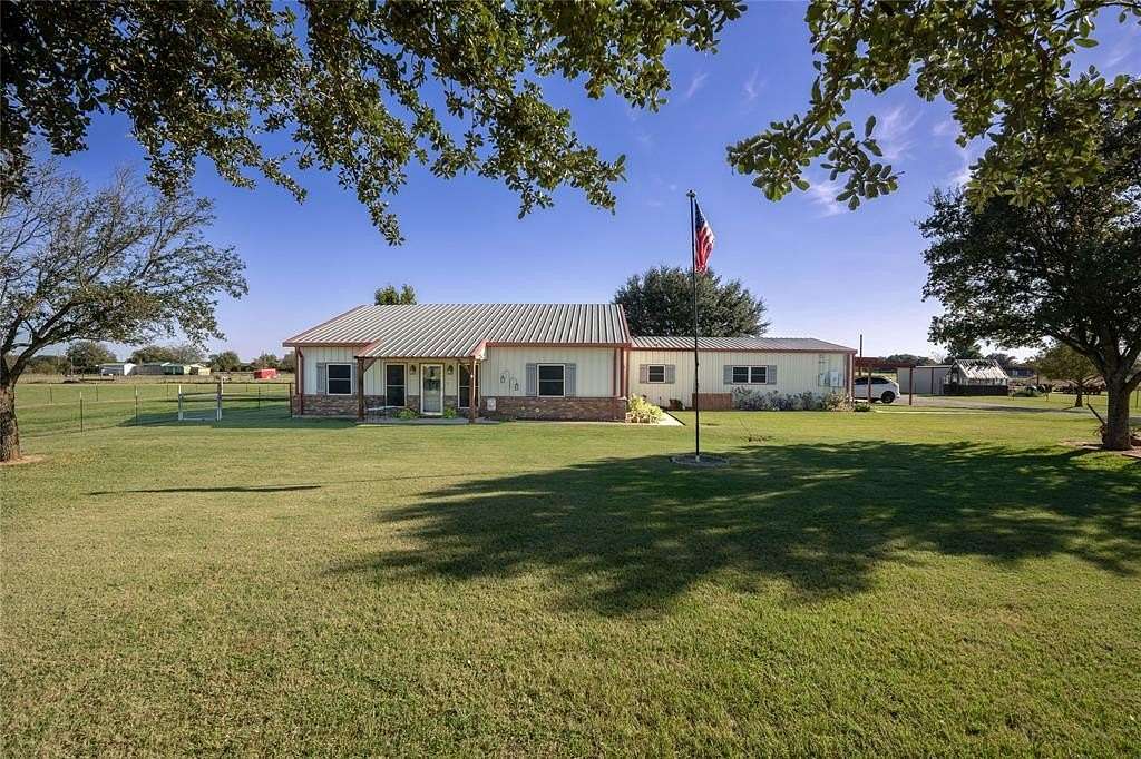 6.62 Acres of Residential Land with Home for Sale in Hillsboro, Texas