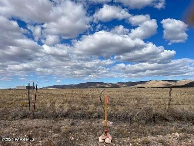 2 Acres of Residential Land for Sale in Paulden, Arizona