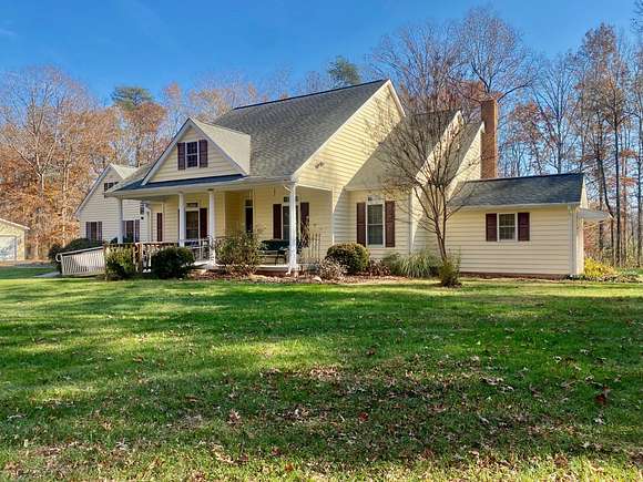 7.63 Acres of Residential Land with Home for Auction in Unionville, Virginia