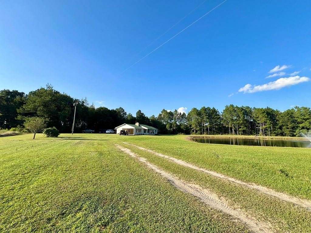 2.79 Acres of Residential Land with Home for Sale in Hazlehurst, Georgia