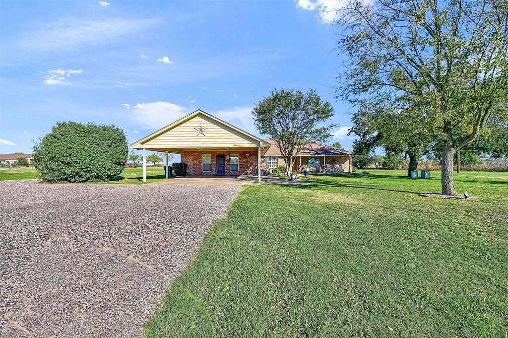 2.986 Acres of Residential Land with Home for Sale in Whitesboro, Texas