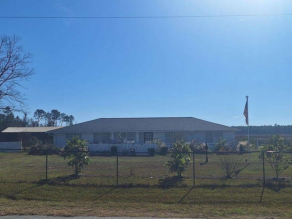 5 Acres of Residential Land with Home for Sale in Baxley, Georgia