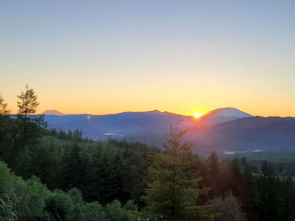 Mt Rainier on left and Mt St Helens on right