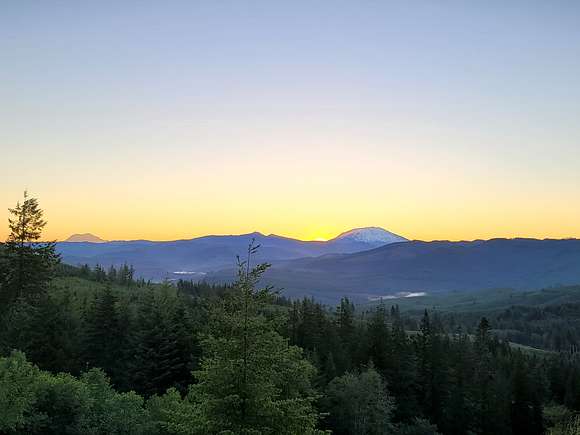 Mt Rainier on left and Mt St Helens on right