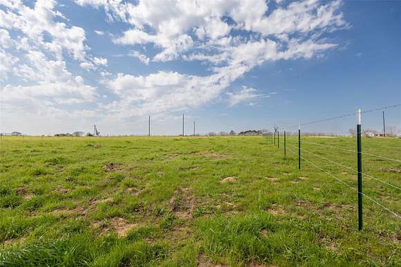 1.076 Acres of Residential Land for Sale in Dale, Texas