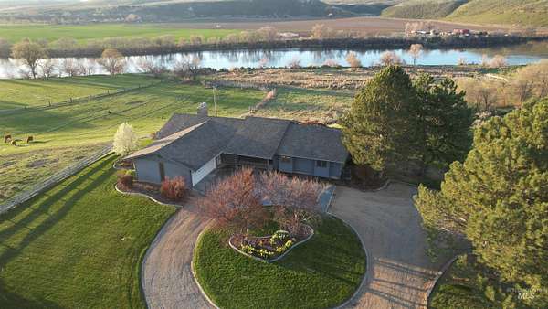 7.9 Acres of Residential Land with Home for Sale in Glenns Ferry, Idaho