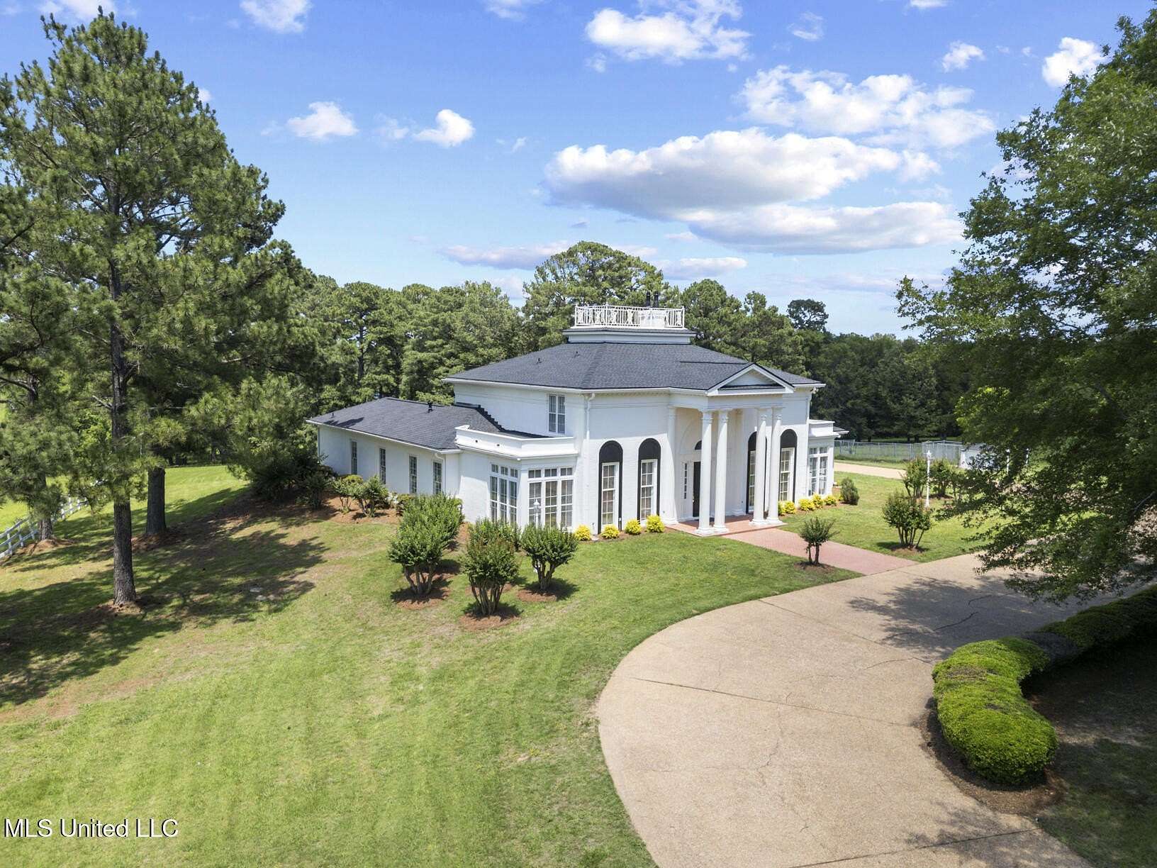 4.9 Acres of Residential Land with Home for Sale in Madison, Mississippi