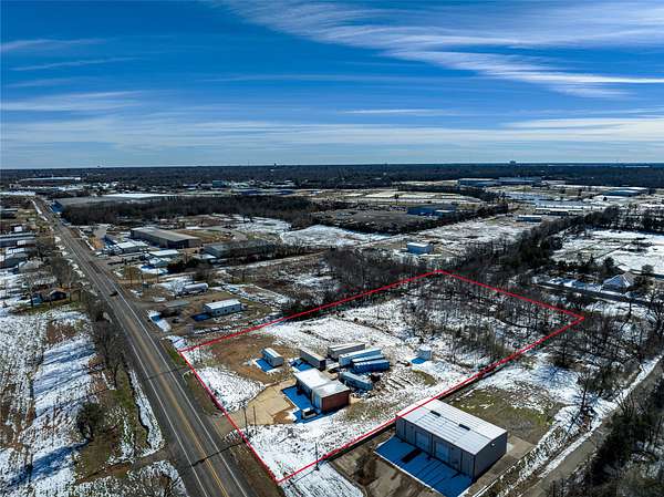 4 Acres of Improved Mixed-Use Land for Sale in Paris, Texas