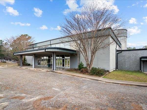 9.53 Acres of Improved Commercial Land for Sale in Palestine, Texas