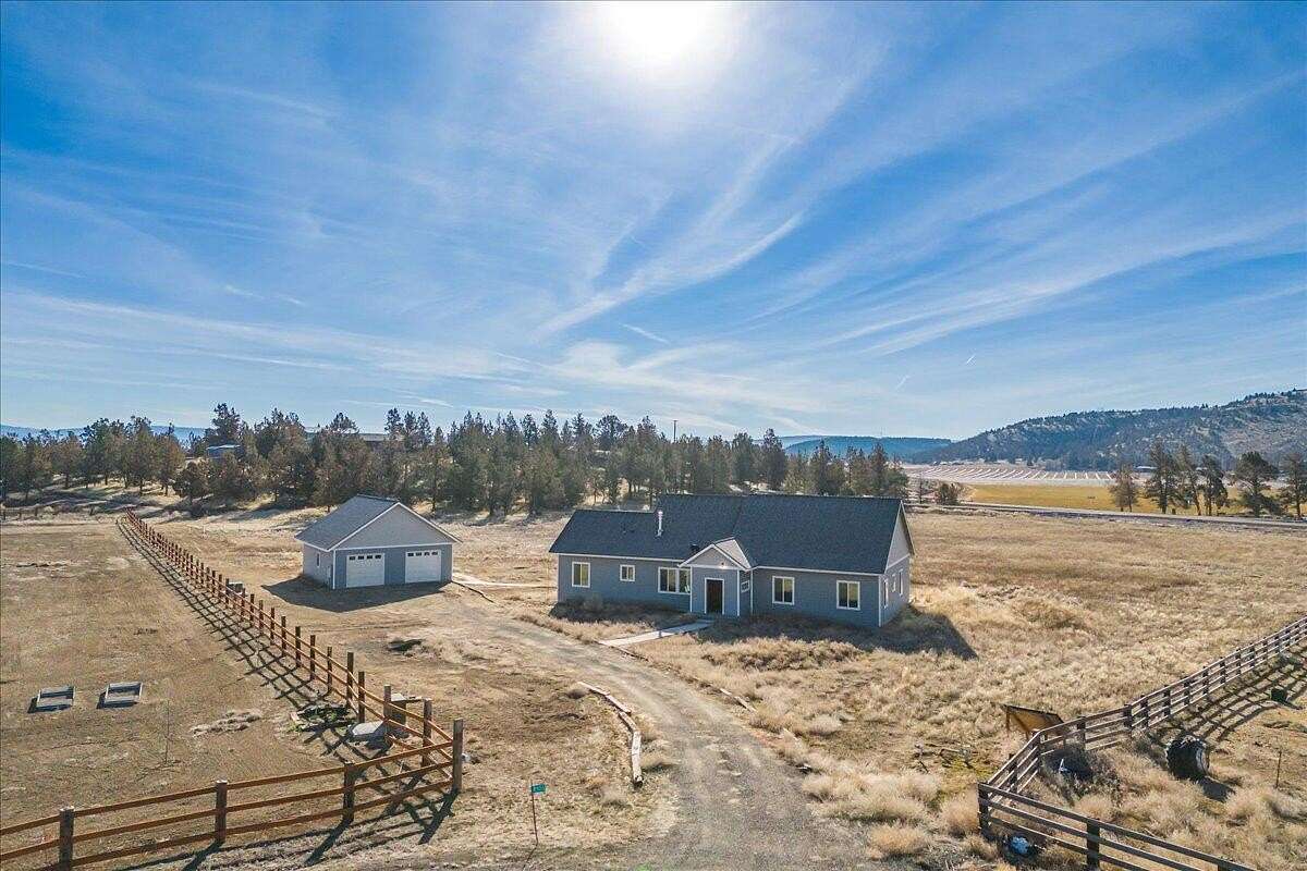 5 Acres of Residential Land with Home for Sale in Prineville, Oregon