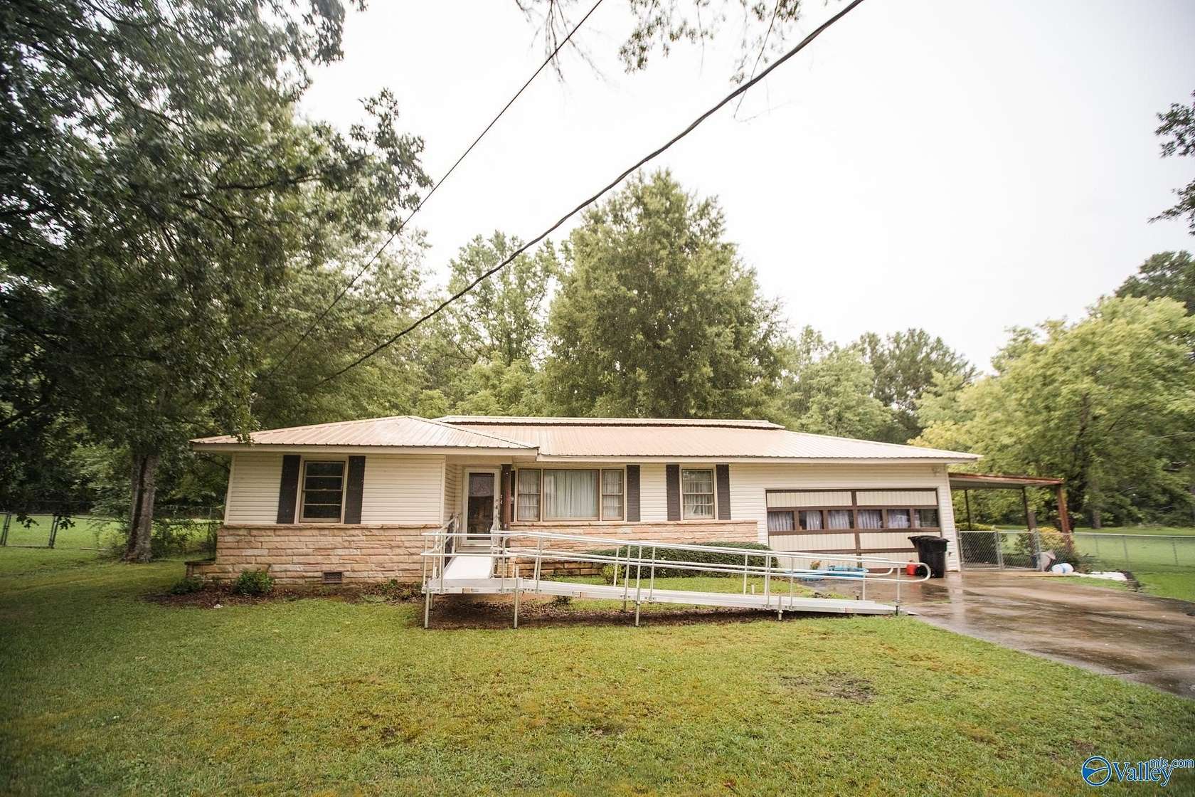 3.55 Acres of Residential Land with Home for Sale in Gadsden, Alabama