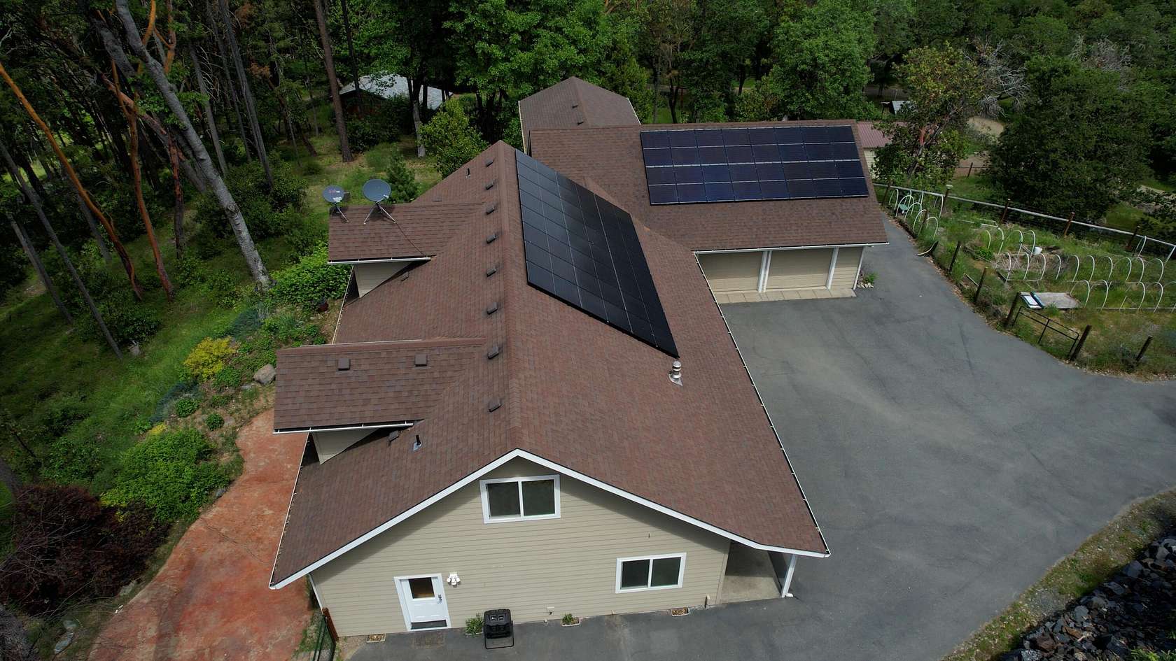 18.3 Acres of Land with Home for Sale in Grants Pass, Oregon