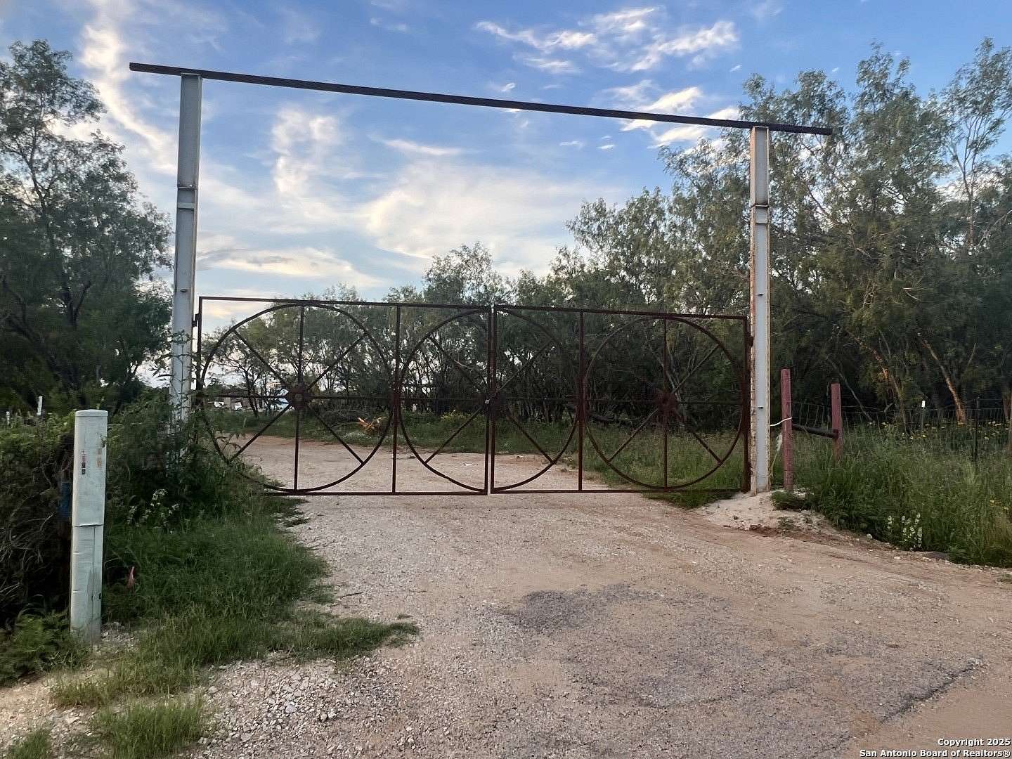 3.25 Acres of Improved Residential Land for Sale in Atascosa, Texas