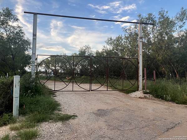 3.25 Acres of Improved Residential Land for Sale in Atascosa, Texas