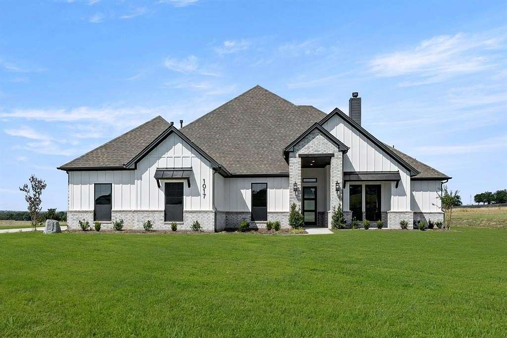 2 Acres of Residential Land with Home for Sale in Fort Worth, Texas