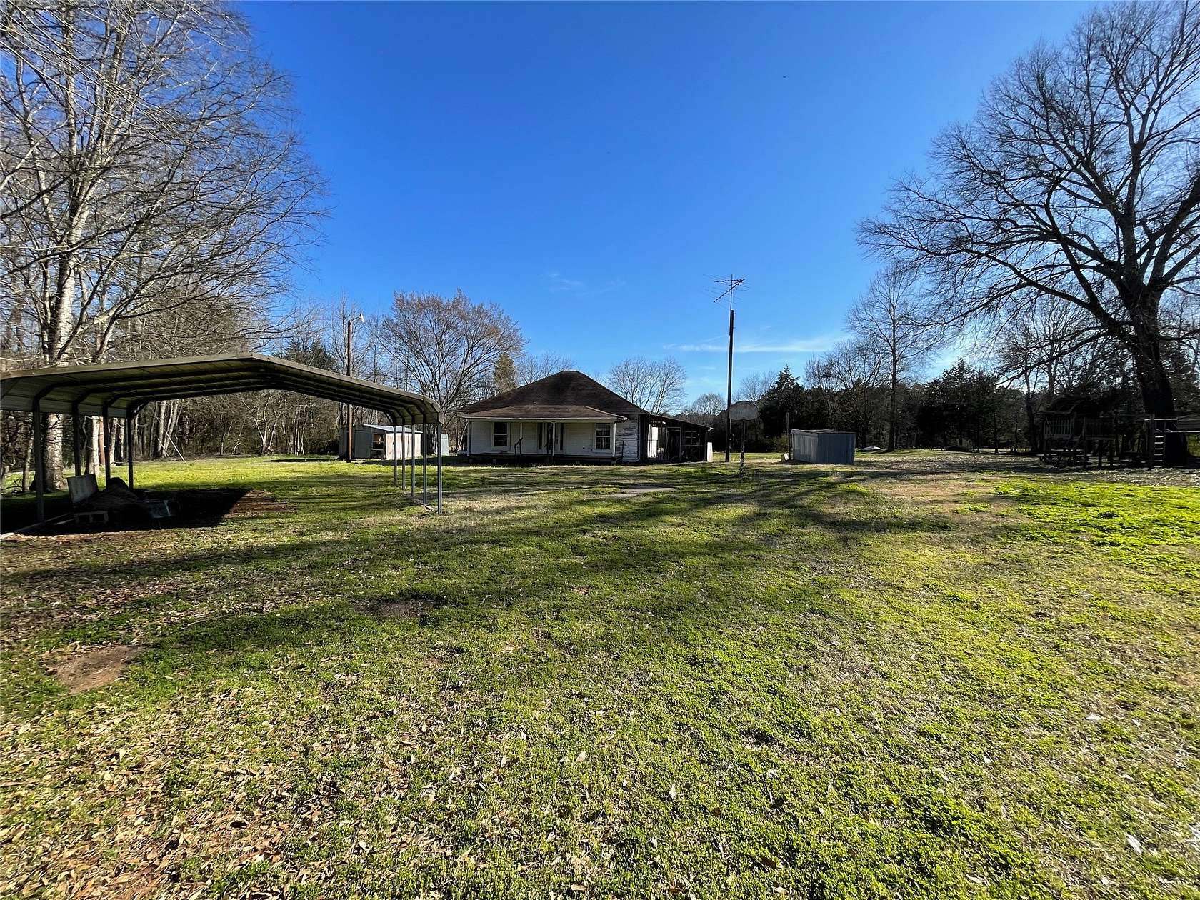 4.6 Acres of Land with Home for Sale in Jacksonville, Texas