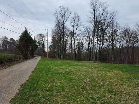 2.7 Acres of Residential Land with Home for Sale in Signal Mountain, Tennessee