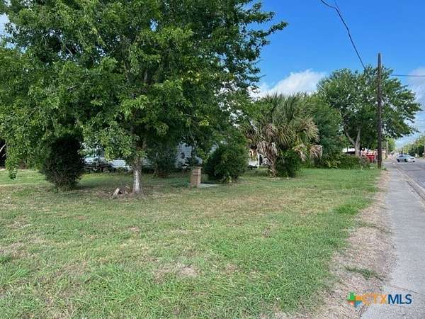 0.25 Acres of Improved Mixed-Use Land for Sale in Victoria, Texas